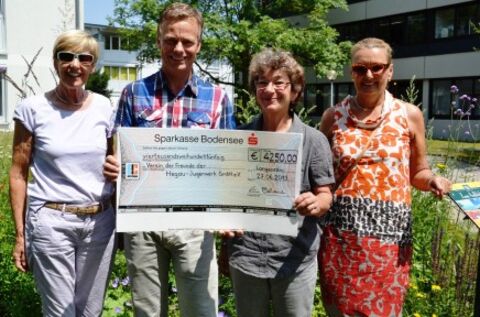 Golferinnen aus Leidenschaft und für einen guten Zweck (v.l.n.r.): Gertrud Otterbeck, Dr. Klaus Scheidtmann vom Hegau-Jugendwerk Gailingen, Eveline Blank und Ilse Feix. Bild: aj